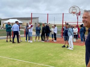 Habitants réunis sur le terrain multisports de Villebichot