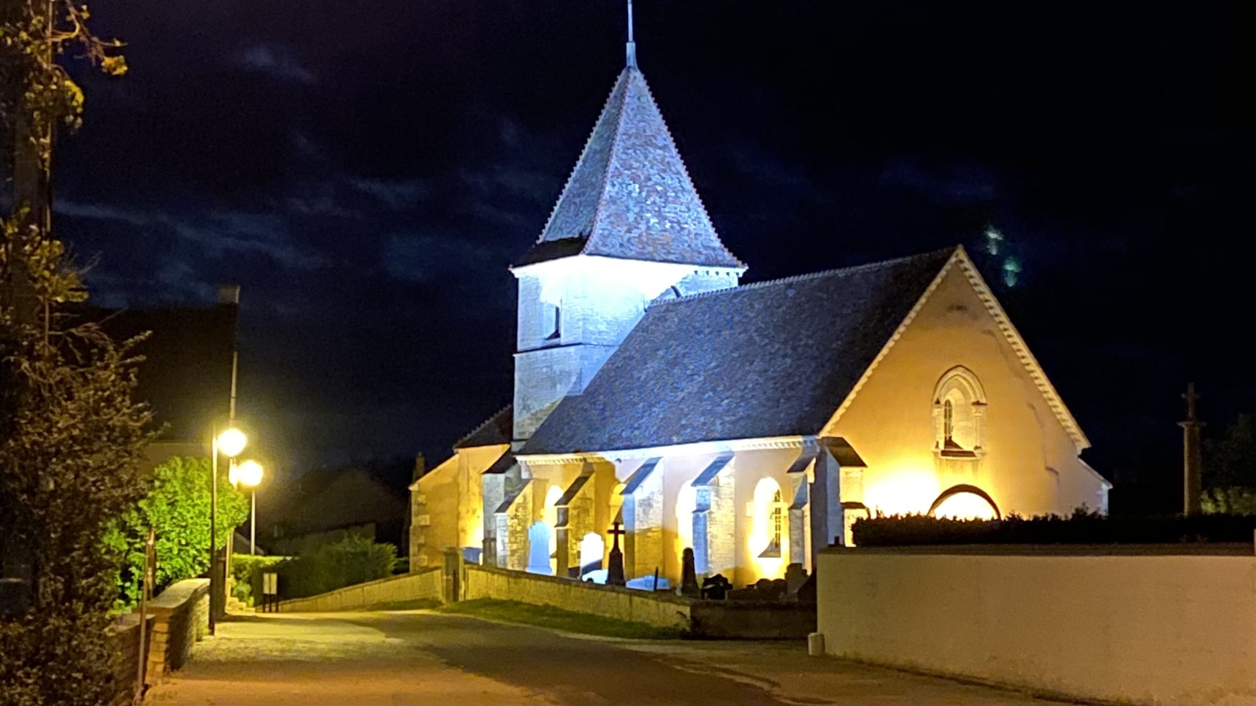 Église de Villebichot illuminée de nuit