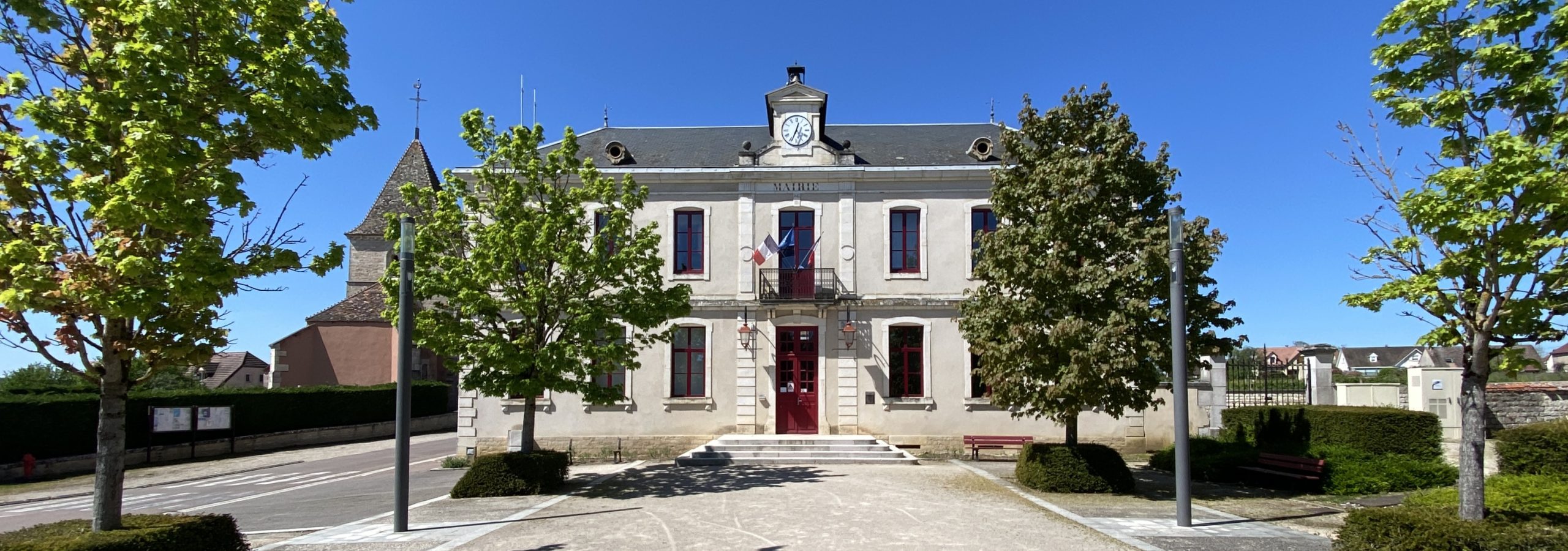 Mairie de Villebichot située au cœur du village.